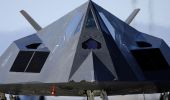 An F-117 Nighthawk taxis down the runway before its flight during the Holloman Air and Space Expo at Holloman Air Force Base, N.M., Oct. 27, 2007.